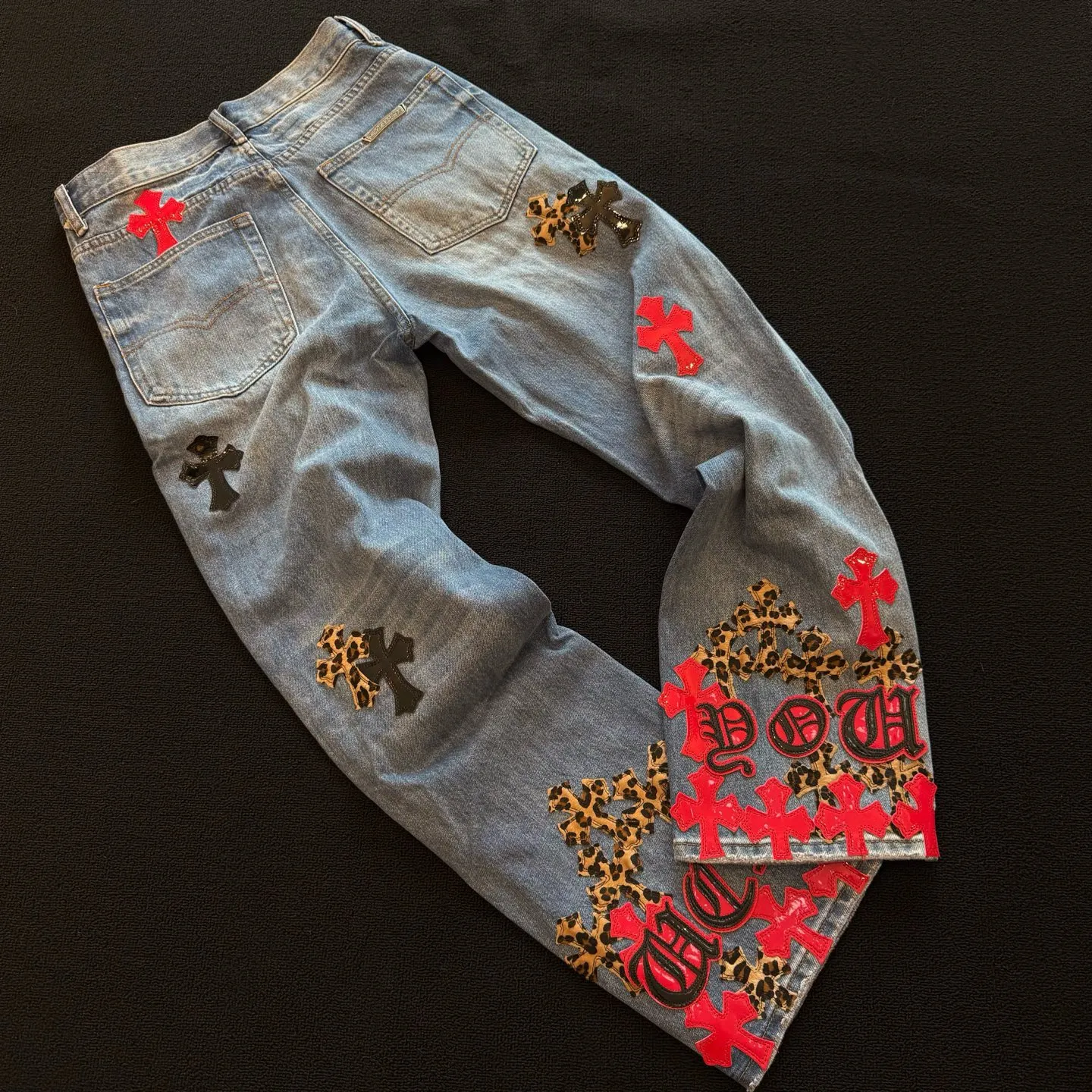 P300 style number: D383 Chrome hearts -CH Chrome hearts new mirrored red leather leopard print cross patch leather washed blue jeans SIZE #28 30 32 34 36 Size reference # Pants length 102 104 106 108 110 Waist 70 75 80 85 90 Hip 96 101 106 111 116